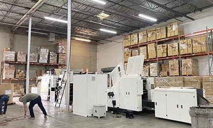 La machine de fabrication de sacs en papier avec imprimante en ligne 4 couleurs arrive aux États-Unis